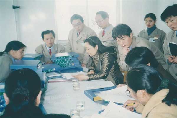 2002年GMP认证专家组对j9游戏造药车间软件进行审核 2002年GMP认证专家组对j9游戏造药车间软件进行审核