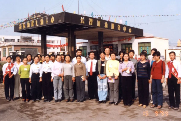 j9��Ϸ��һ������վ�����������ͷ�����������Ա��