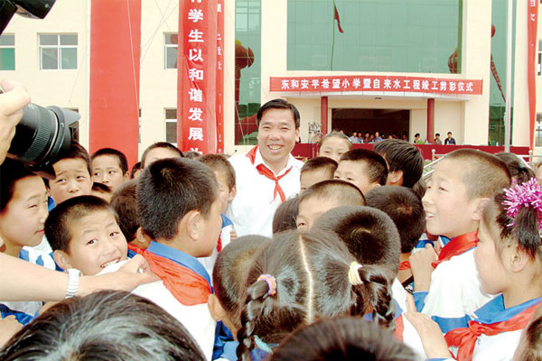 李安平与安平但愿幼学学生互动 李安平与安平但愿幼学学生互动